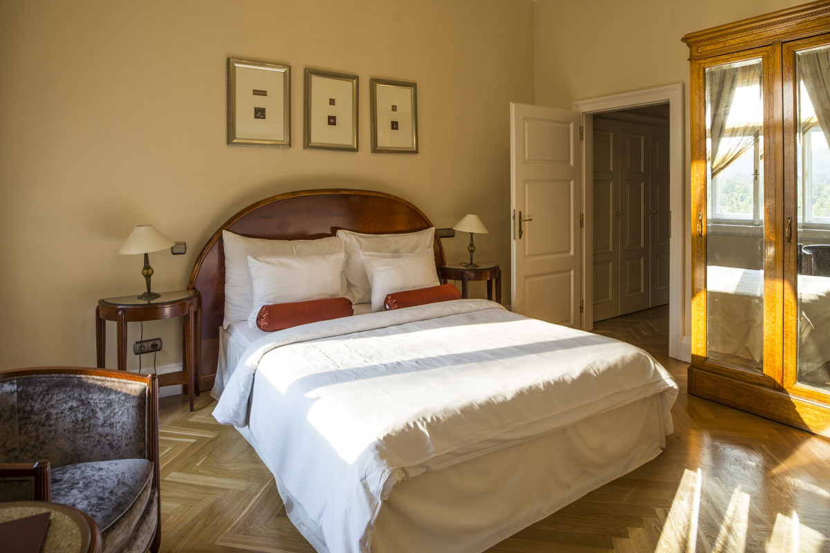 Lutetia bedroom1.JPG