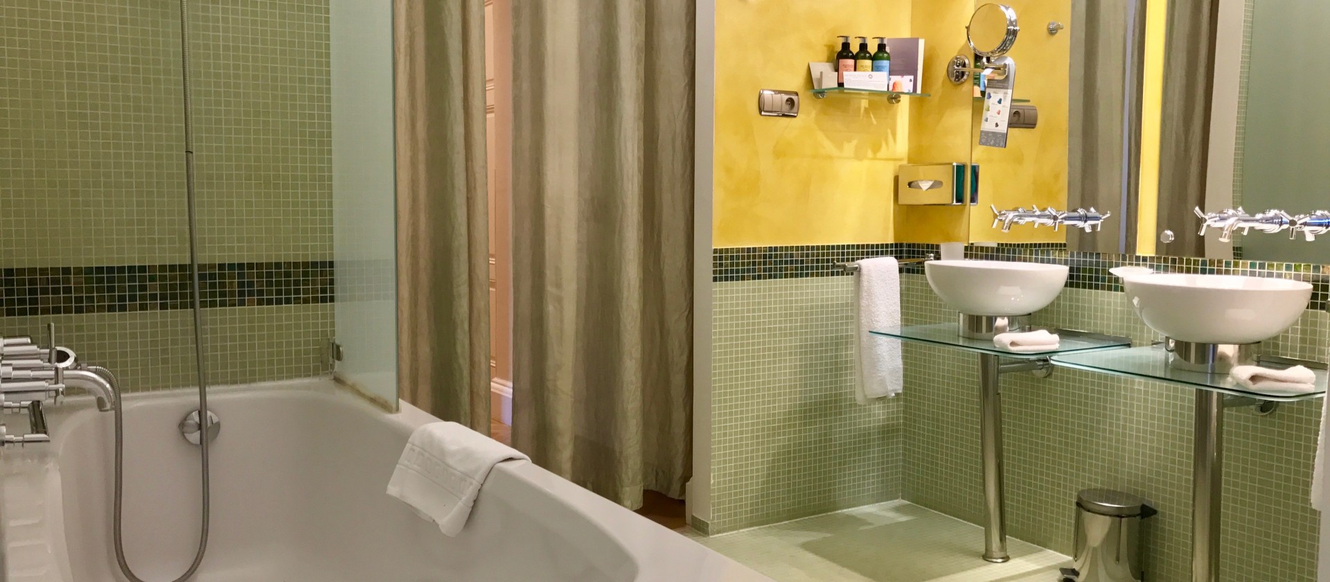Deluxe suite - river view