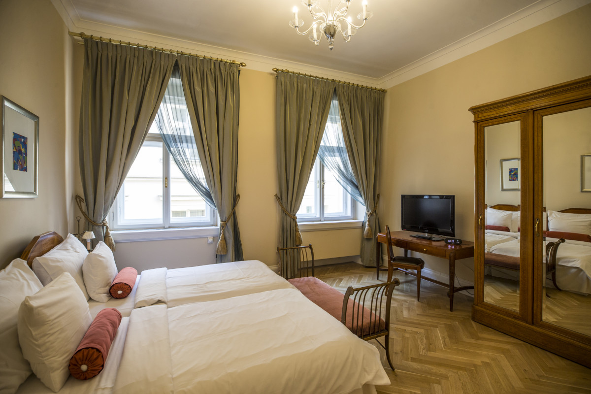 Lutetia suite 5.JPG